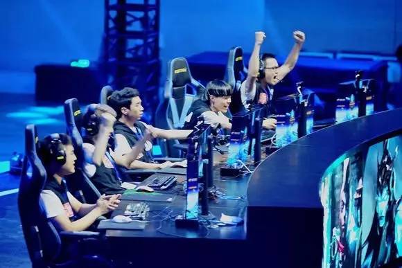 Bilibili Gaming 击败 Top Esports 在 LPL Split 2 2025